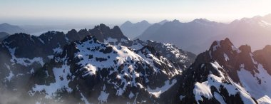 Pasifik Okyanusu 'nun batı kıyısındaki Kanada Dağ Manzarası. Hava Doğa Arkaplan Panoraması. Vancouver Adası, BC, Kanada.