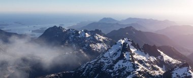 Pasifik Okyanusu 'nun batı kıyısındaki Kanada Dağ Manzarası. Hava Doğa Arkaplan Panoraması. Vancouver Adası, BC, Kanada.