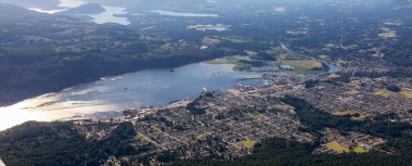 Vancouver Adası 'ndaki Port Alberni, British Columbia, Kanada. Hava görüntüsü. Güneşli bir yaz günü. Panorama