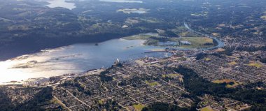 Vancouver Adası 'ndaki Port Alberni, British Columbia, Kanada. Hava görüntüsü. Güneşli bir yaz günü. Panorama