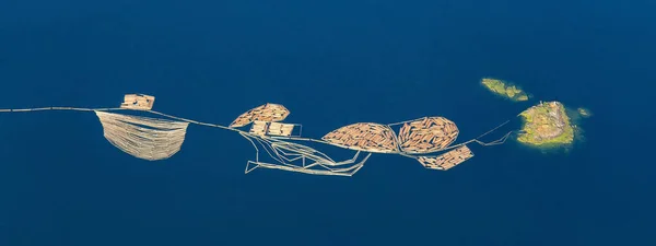 Αεροφωτογραφία Της Ξυλείας Στη Θάλασσα Που Συνδέεται Ένα Βραχονησί Τραβήχτηκε — Φωτογραφία Αρχείου