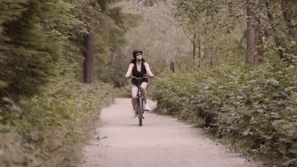 Fit Caucasian Woman Riding Electric Bicycle Trail Stanley Park Downtown — Vídeo de stock