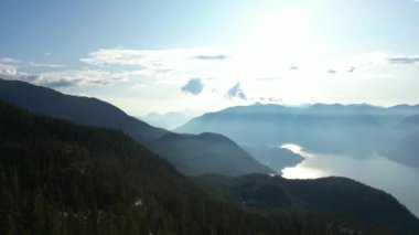 Kanada Dağ manzarası ve canlı yeşil ağaçlar. Sonbahar sezonu. Hava Doğası Arkaplanı. British Columbia, Kanada.