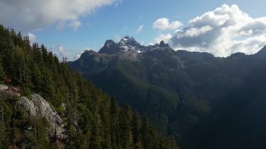 Kanada Dağ manzarası ve canlı yeşil ağaçlar. Sonbahar sezonu. Hava Doğası Arkaplanı. British Columbia, Kanada.