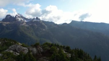 Kanada Dağ manzarası ve canlı yeşil ağaçlar. Sonbahar sezonu. Hava Doğası Arkaplanı. British Columbia, Kanada.
