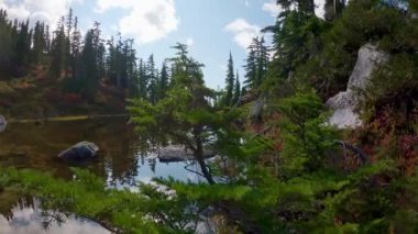 Kanada 'daki Dağ Manzarası Gölü' nde güneşli bir sonbahar günü. Squamish, British Columbia, Kanada.