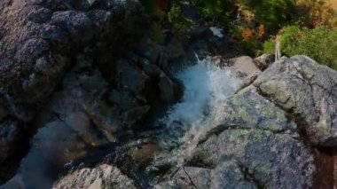 Nehir ve Şelale Kanada Dağları 'nda güneşli sonbahar günlerinde. Squamish, British Columbia, Kanada.