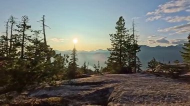 Kanada Dağ manzarası ve canlı yeşil ağaçlar. Sonbahar sezonu. Doğa Arkaplanı. British Columbia, Kanada. Gün batımı