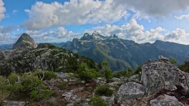 Paesaggio Montano Canadese Alberi Verdi Vibranti Stagione Autunnale Sfondo Naturale — Video Stock