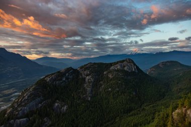 Dağ Zirvesi bulutlar ve karla kaplı. Dramatik Günbatımı Gökyüzü. Hava Doğası Arkaplanı. Squamish, BC, Kanada.