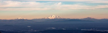 Kuzey Vancouver, British Columbia, Kanada 'dan Baker Dağı' nın panoramik görüntüsü.