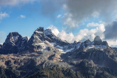 Kanada, British Columbia 'daki Rocky Dağı manzarası. Güneşli Bulutlu Sonbahar sezonu. Doğa Arkaplan Panoraması