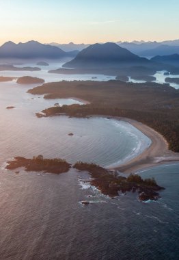 Pasifik Okyanusu kıyısındaki Rocky Shore, Tofino, Vancouver Adası, BC, Kanada. Gün batımı. Hava Doğası Arkaplan Panoraması