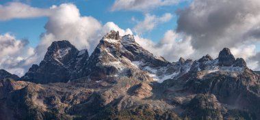 Kanada, British Columbia 'daki Rocky Dağı manzarası. Güneşli Bulutlu Sonbahar sezonu. Doğa Arkaplanı