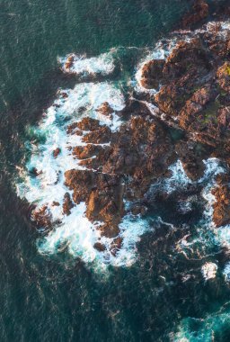 Pasifik Okyanusu kıyısındaki Rocky Shore, Tofino, Vancouver Adası, BC, Kanada. Gün batımı. Hava Doğası Arkaplan Panoraması