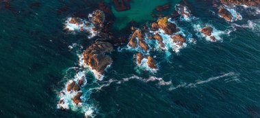 Pasifik Okyanusu kıyısındaki Rocky Shore, Tofino, Vancouver Adası, BC, Kanada. Gün batımı. Hava Doğası Arkaplan Panoraması