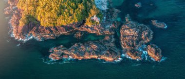 Pasifik Okyanusu kıyısındaki Rocky Shore, Tofino, Vancouver Adası, BC, Kanada. Gün batımı. Hava Doğası Arkaplan Panoraması