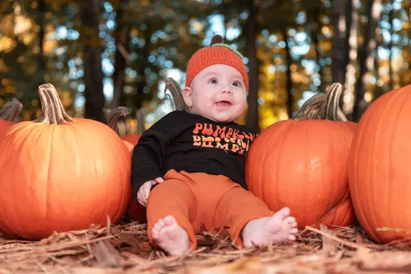 Bebê Criança Sentada Com Abóboras Fora Temporada Outono British Columbia — Fotografia de Stock