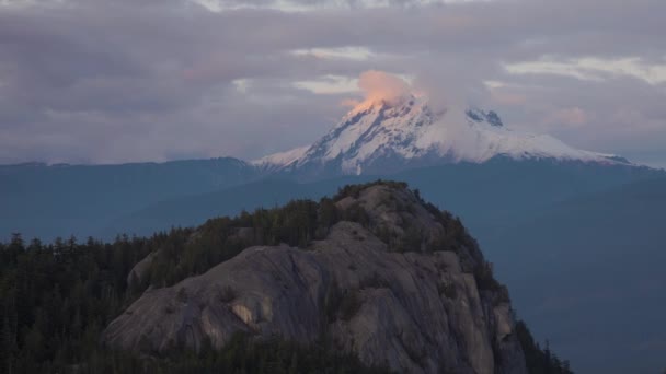 Pico Montaña Cubierto Nubes Nieve Cielo Dramático Atardecer Antecedentes Naturaleza Video de stock