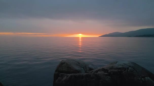 Felsige Küste Der Pazifikküste Bewölkter Sonnenuntergang Leuchtturm Park West Vancouver — Stockvideo