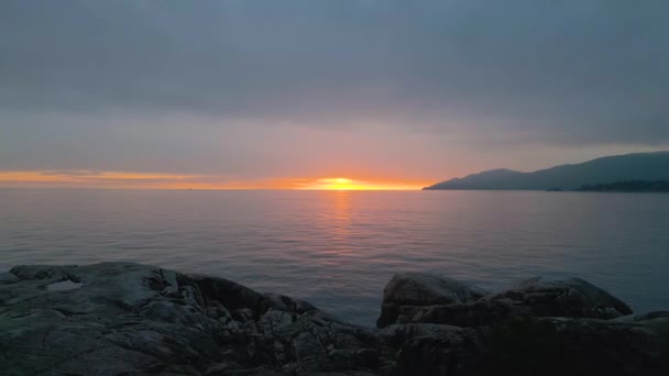 Felsige Küste Der Pazifikküste Bewölkter Sonnenuntergang Leuchtturm Park West Vancouver — Stockvideo