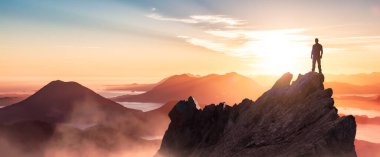 Maceracı Hiker Rocky Cliff 'in tepesinde duruyor. 3D Rending Peak. BC, Kanada 'dan Dağ Havacılık Manzarası Arkaplanı.
