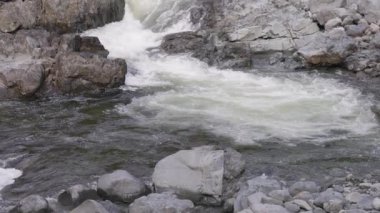 Kanada Doğa Manzarası 'nda nehir kenarındaki kayalar. Vancouver Adası, BC, Kanada. Yavaş Hareket