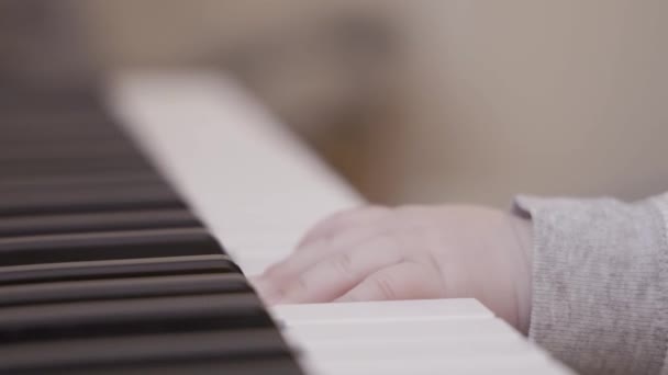 Mãozinhas Tocar Piano Fechar Movimento Lento — Vídeo de Stock