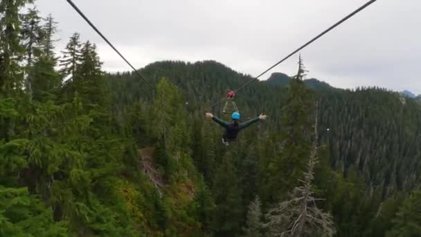 Adventure Woman Ιππασία Ένα Zipline Εξαιρετικά Διασκεδαστική Δραστηριότητα — Αρχείο Βίντεο