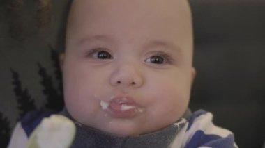 Baby Boy evde bir kaşıkla katı yiyecekler besliyordu. Ağır çekimde kapat.