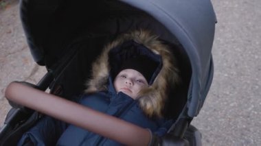 Pusetli Bebek Arabalı Şirin Bebek. Burnaby, BC Vancouver Kanada. Ağır çekim. Yüksek kalite 4k görüntü