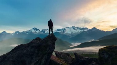 Man Hiker 'ın destansı Macera Bileşimi kayalık dağın tepesinde. Günbatımı Gökyüzü. 3D görüntüleme zirvesi. Kuzey Amerika 'dan arka plan manzarası. 