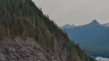 Kanada Dağ manzarası. Günbatımı, Sonbahar sezonu. Hava görüntüsü. British Columbia, Kanada. Yüksek kalite 4k görüntü