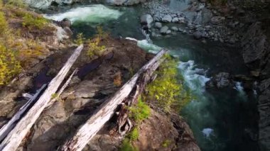 Kanada Doğa Manzarası 'nda nehir kenarındaki kayalar. Vancouver Adası, BC, Kanada. Havadan