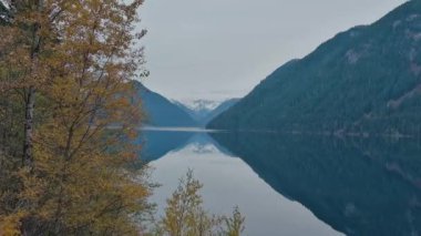 Kanada Dağ manzarası. Bulutlu Bulutlu Sonbahar Mevsimi Günbatımı. Chilliwack, İngiliz Kolombiyası, Kanada.