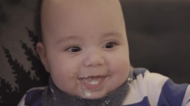Baby Boy Matade Fast Mat Med Sked Hemma Stäng Upp — Stockvideo