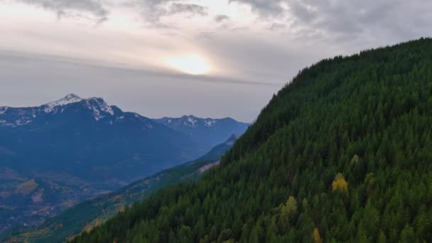 Kanadische Berglandschaft Bedeckter Sonnenuntergang Herbstzeit Luftaufnahme British Columbia Kanada Hochwertiges — Stockvideo