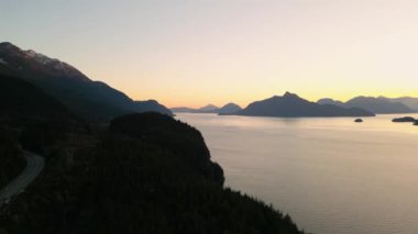 Pasifik Okyanusu 'nun batı kıyısındaki Sky Highway' e. Havadan Dağ manzarası. Alacakaranlık gökyüzü. Howe Sound, BC, Kanada.