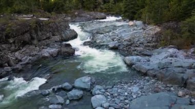 Kanada Doğa Manzarası 'nda nehir kenarındaki kayalar. Vancouver Adası, BC, Kanada. Havadan