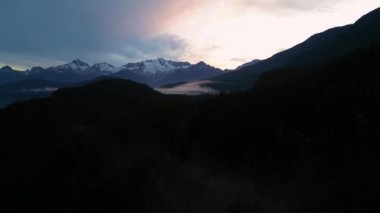 Havadan Kanadalı Dağ manzarası. Doğa Arkaplan Panoraması. Dramatik Günbatımı. British Columbia, Kanada.