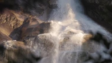 Kayalardan çağlayan şelale. Gün batımı. Shannon Falls, Squamish, BC, Kanada. Doğa Arkaplanı. Yavaş Hareket