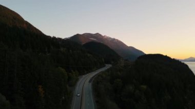 Pasifik Okyanusu 'nun batı kıyısındaki Sky Highway' e. Havadan Dağ manzarası. Alacakaranlık gökyüzü. Howe Sound, BC, Kanada.