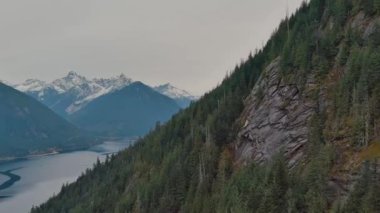 Kanada Dağ manzarası. Günbatımı, Sonbahar sezonu. Hava görüntüsü. British Columbia, Kanada. Yüksek kalite 4k görüntü