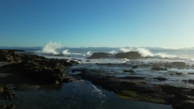 Pasifik Okyanusu kıyısındaki Rocky Shore. Güneşli Günbatımı. Vancouver Adası, BC, Kanada. Doğa Arkaplanı. 4k Sinematik