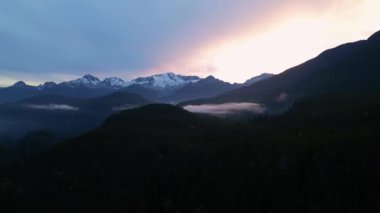 Havadan Kanadalı Dağ manzarası. Doğa Arkaplan Panoraması. Dramatik Günbatımı. British Columbia, Kanada.