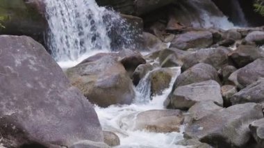 Kayalardan çağlayan şelale. Gün batımı. Shannon Falls, Squamish, BC, Kanada. Doğa Arkaplanı. Yavaş Hareket