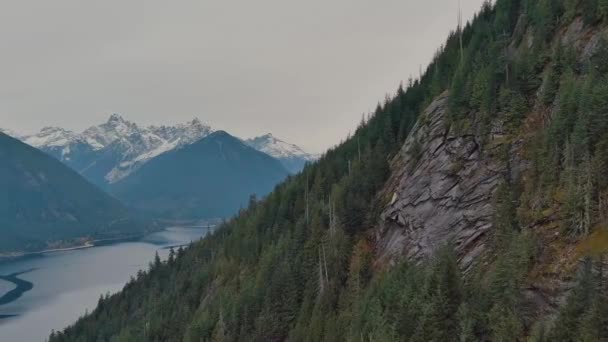 Kanadische Berglandschaft Bedeckter Sonnenuntergang Herbstzeit Luftaufnahme British Columbia Kanada Hochwertiges — Stockvideo