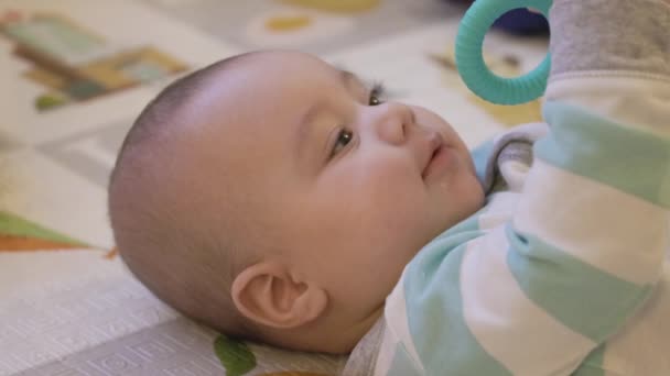 Adorable Baby Boy Masticando Juguete Dentición Casa Sala Estar Alfombra — Vídeo de stock