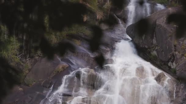 Водопад Бросается Вниз Скалам Закат Шеннон Фоллс Сквомиш Британская Колумбия — стоковое видео