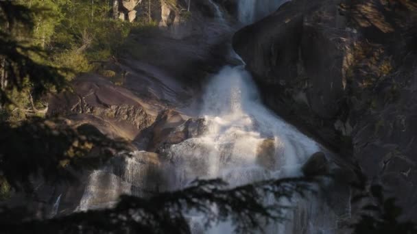 Vattenfallet Rusar Nerför Klipporna Solnedgång Shannon Falls Squamish Kanada Naturbakgrund — Stockvideo